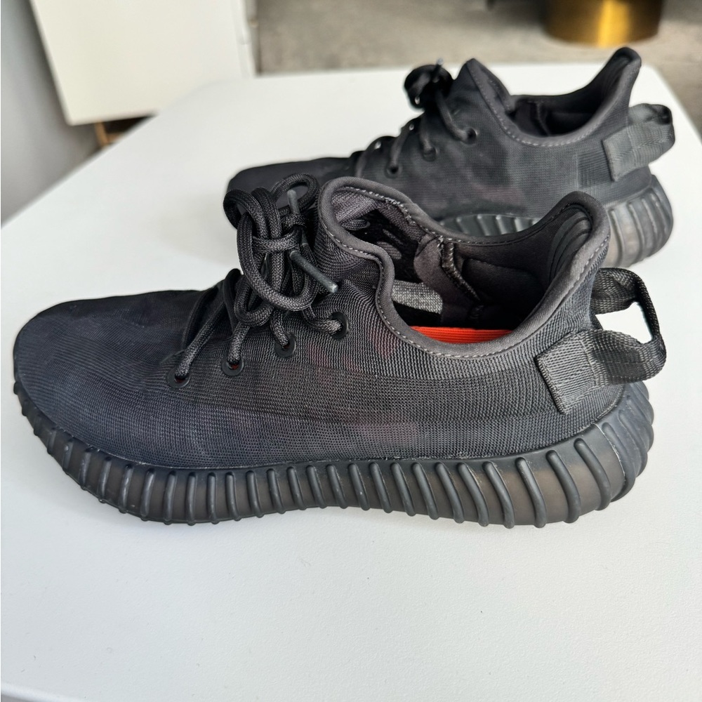 YEEZY BOOST 350 BLACK MENS SZ 6 WOMENS SZ 8 GOOD CONDITION INCLUDES ORDER INFO
